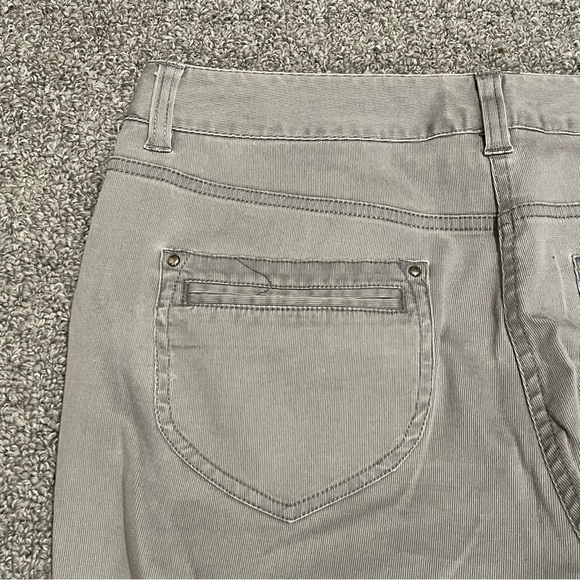 Chicos Pants Womens Size 1 Gray Straight Leg Crop Cotton Stretch Lightweight - Picture 10 of 10
